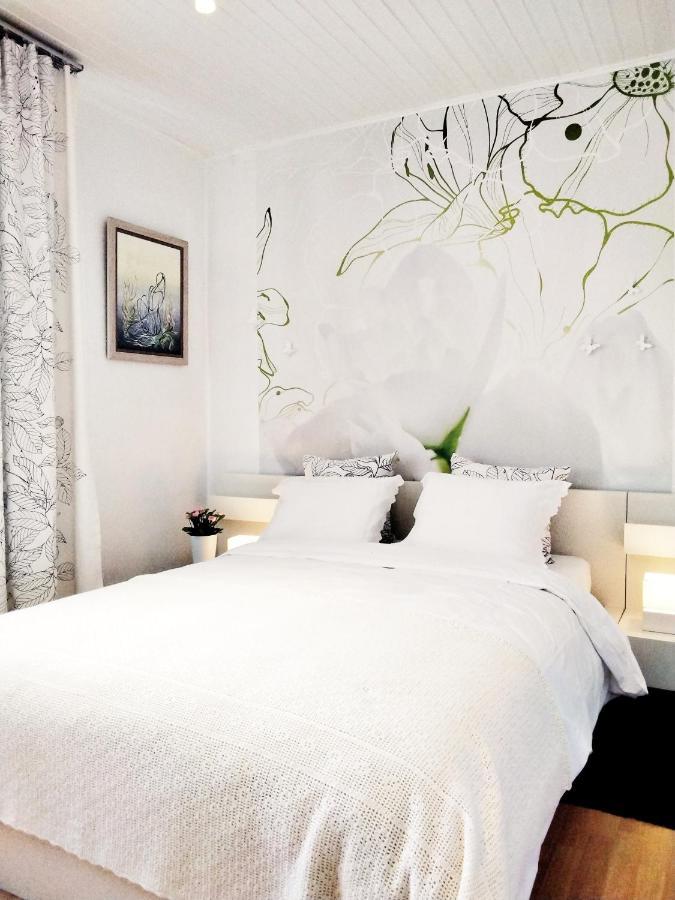 モンス Les Chambourlettes Bed & Breakfast エクステリア 写真